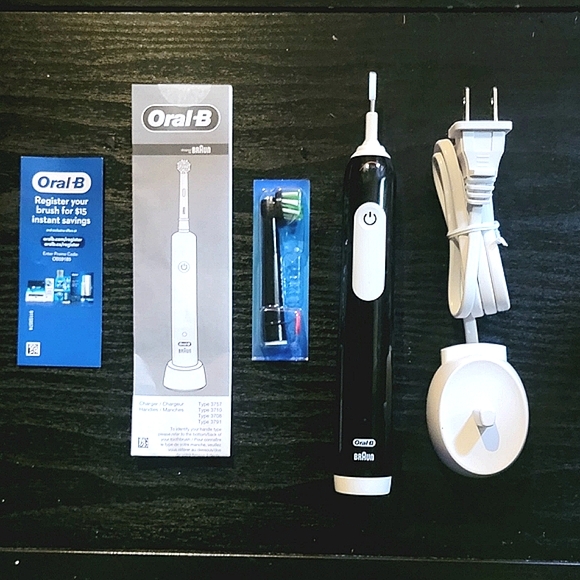 Oral-B Pro 1000 Rechargeable Electric Toothbrush, Black - Picture 9 of 10